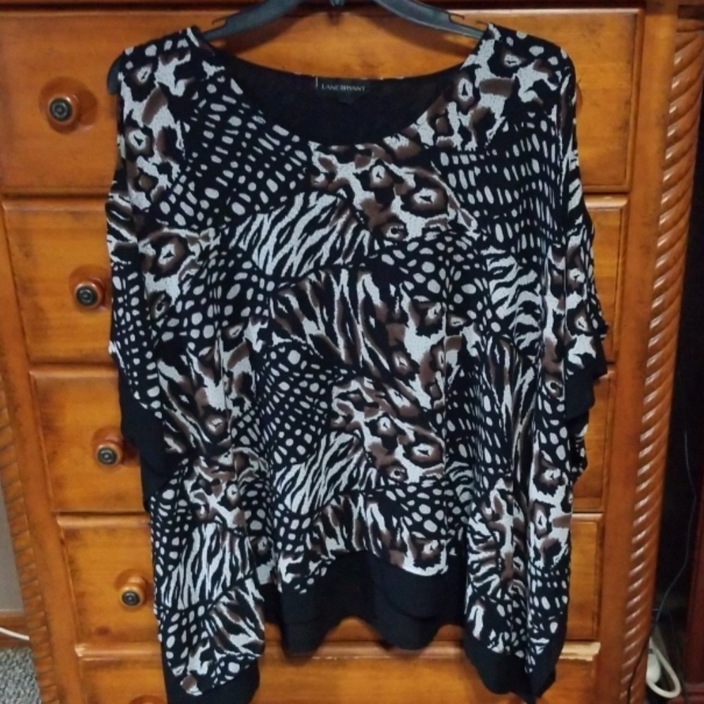 Blouse with open shoulders